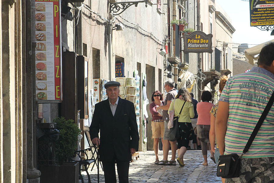 ему посчастливилось коротать пенсионные дни в такой красоте и на свежем воздухе