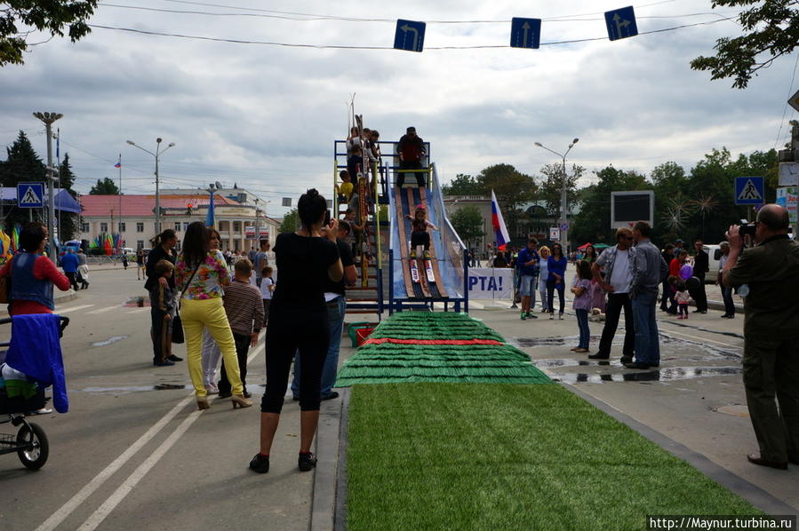 Самое    большое    количество   зрителей    собралось  здесь    у    четырехметрового    трамплина.   Сначала    мастерство   спуска   продемонстрировали   юные   воспитанники   школы   зимних    видов    спорта.   Затем   показывали   свое  мастерство    обычные   дети.    Тех   детей,   у   которых   получался   удачный    спуск,   тут    же   приглашали   записаться   в    школу.    .     . Южно-Сахалинск, Россия