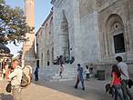 Самая крупная мечеть Бурсы — Улу Джами. Построена по приказу султана Баязида Первого в самом конце 13 века. Имеет два минарета, которые видны отовсюду.