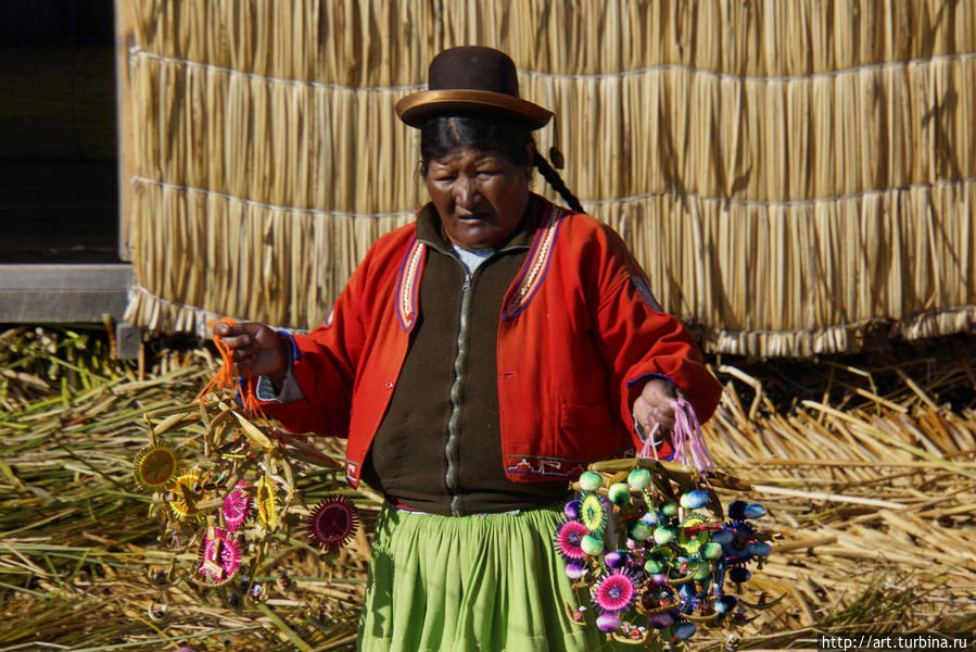 женщинами в традиционных котелках Перу