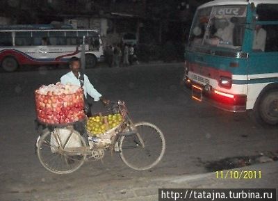 Уличный торговец обалденно сладкими яблоками Непал