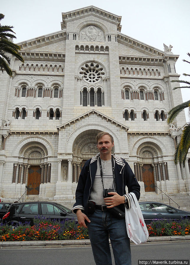 На каменных стенах Собора увековечены сцены из библии. Четыре колокола установлены под куполом Собора. 
Здесь покоятся члены семьи Гримильди, бывшие князья Монако.
В 1982 году здесь была похоронена погибшая в автокатастрофе супруга князя Ренье III и мать ныне правящего князя Альберта II американская киноактриса Грейс Келли.