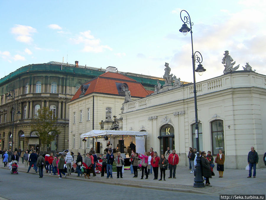 Дворец Потоцких (с красной крышей) и Кордегардия (на переднем плане) Варшава, Польша