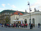 Дворец Потоцких (с красной крышей) и Кордегардия (на переднем плане)