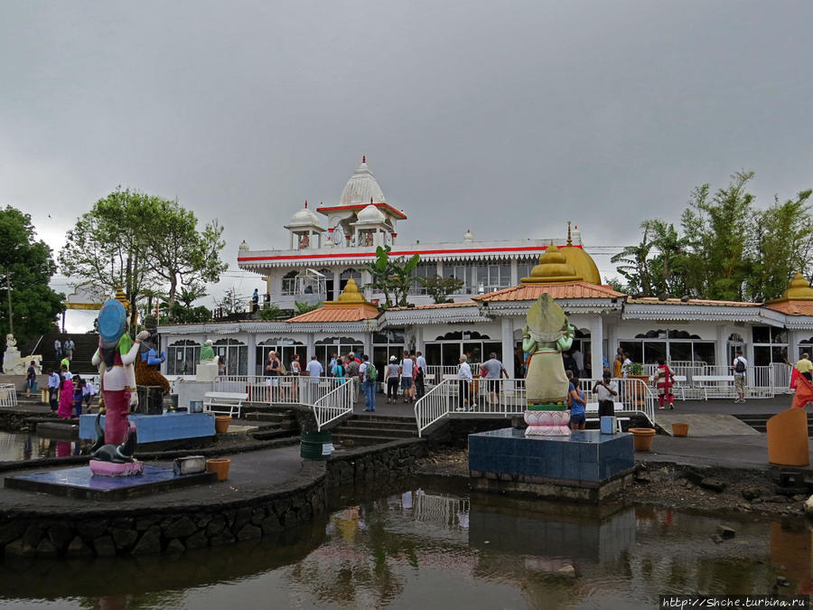 Храм Шивы на священном кратерном озере Ганга Талао