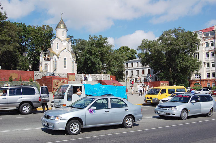 У мемориала павшим во Вто