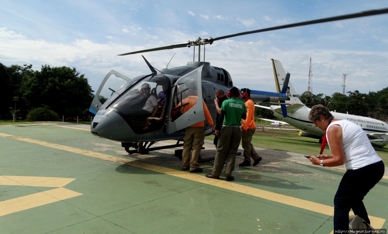 Посадка в  вертолет. Игуасу национальный парк (Бразилия), Бразилия