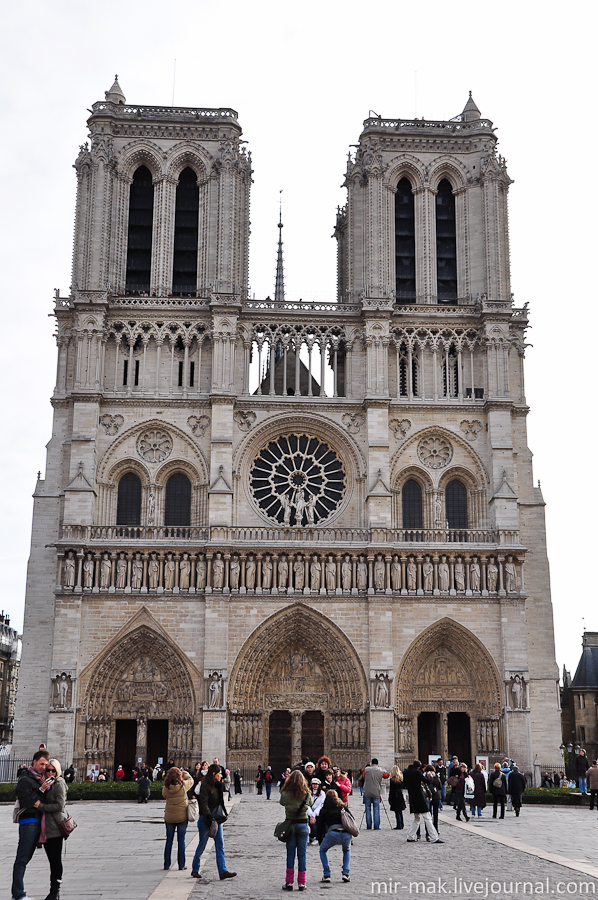 Второй, по значимости, достопримечательностью Парижа, является всем известный Собор Парижской Богоматери или Нотр-Дам де Пари.