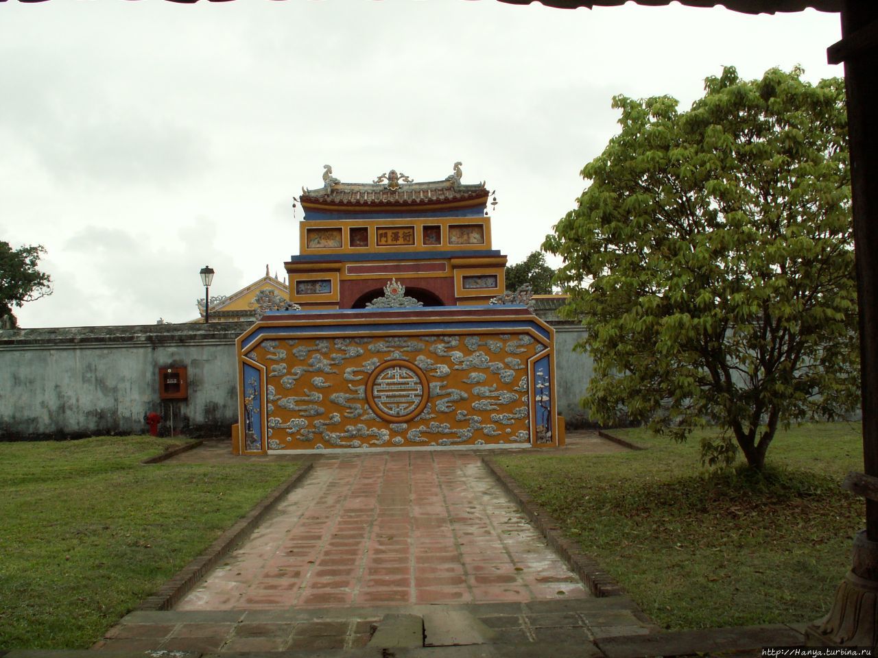 Хюэ.Императорский город. Защитная стена от сглаза Хюэ, Вьетнам