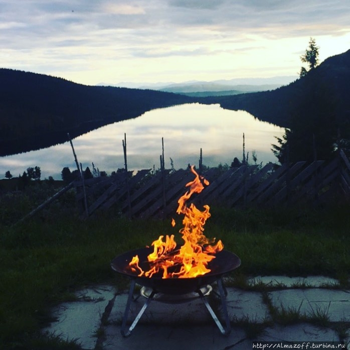Норвежский домик в деревне Фагернес, Норвегия Норвежский домик в деревне Фагернес, Норвегия