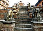 Многочисленные храмы с лестницами, ведущими к ним, на которых установлены фигуры животных, можно увидеть не только на площадях, но и на обычных улицах Бхактапура