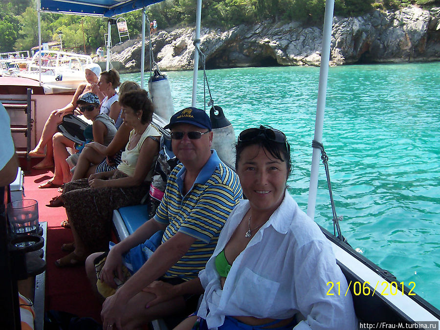 на лодке на пути в голубой грот Котор, Черногория