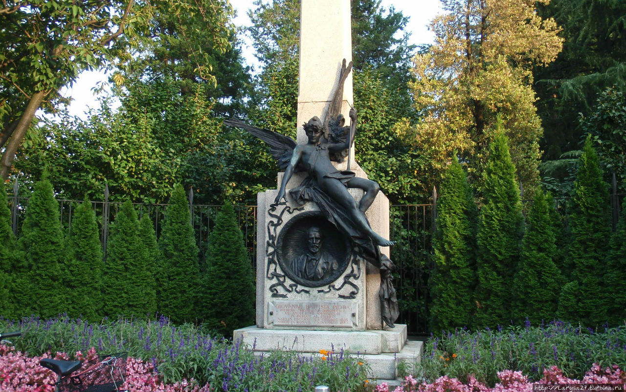 Памятник Джованни Баттиста Пиода (1808-1882) — швейцарский политик и дипломат. Во многом благодаря его усилиям осуществился грандиозный международный проект — строительство Готтардской железной дороги.