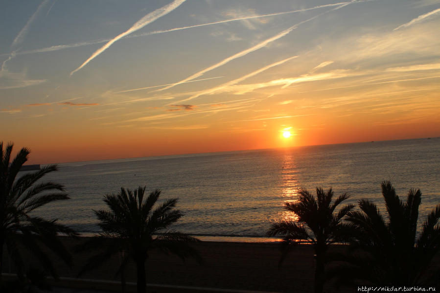 Утренний вид с балкона на побережье Бланес, Испания