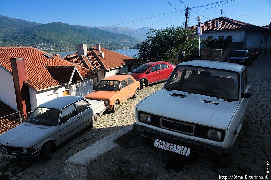 8) Очень много старых югославских машин под маркой Zastava/Yugo. Один из крупнейших автомобильных предприятий бывшей Югославии. На заводе делали точные копии итальянских серийных автомобилей. Северная Македония