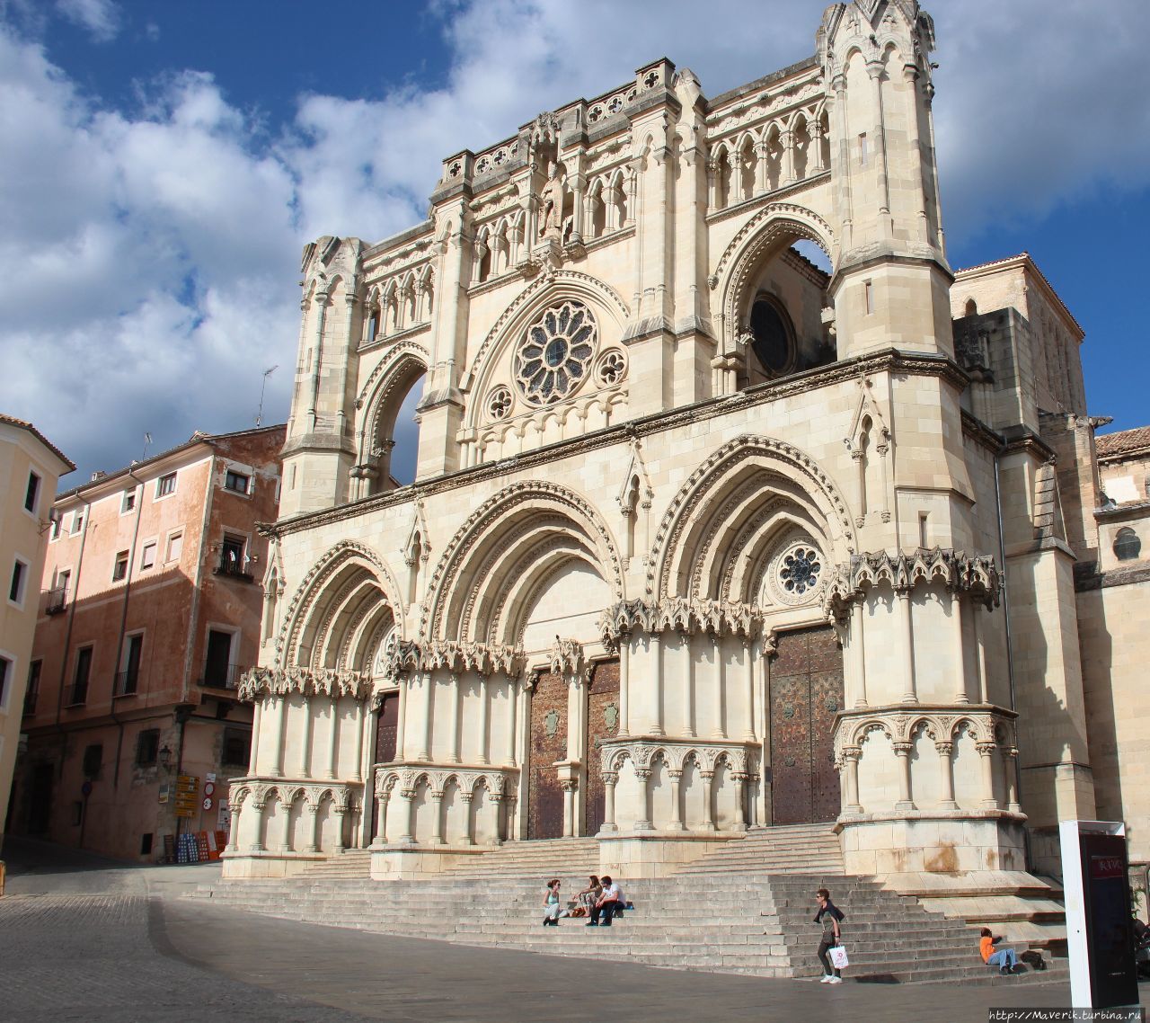 Готический кафедральный собор (Catedral de Santa Maria y San Julian de Cuenca). Это первый в Испании готический кафедральный собор. Куэнка, Испания