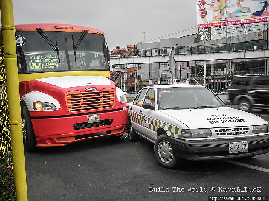 Автобус не захотел нас подвозить и тут же испытал на себе действие кармы :) (это не шутка) Толука-де-Лердо, Мексика
