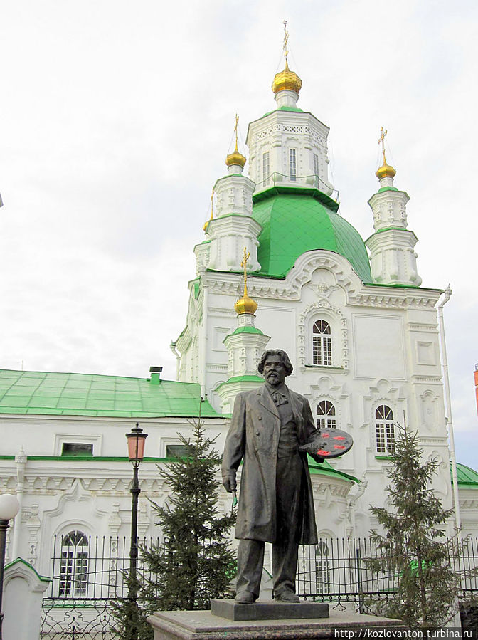 Памятник Василию Ивановичу Сурикову вызывает немало научных споров на тему, почему кисть живописца покрыта зеленой краской, тогда как на палитре у него размазана только красная краска.