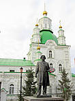 Памятник Василию Ивановичу Сурикову вызывает немало научных споров на тему, почему кисть живописца покрыта зеленой краской, тогда как на палитре у него размазана только красная краска.