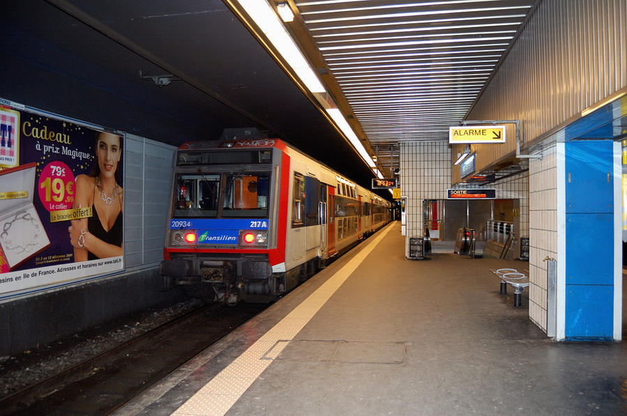 Двухэтажный поезд RER на станции под Аустерлицким вокзалом Париж, Франция