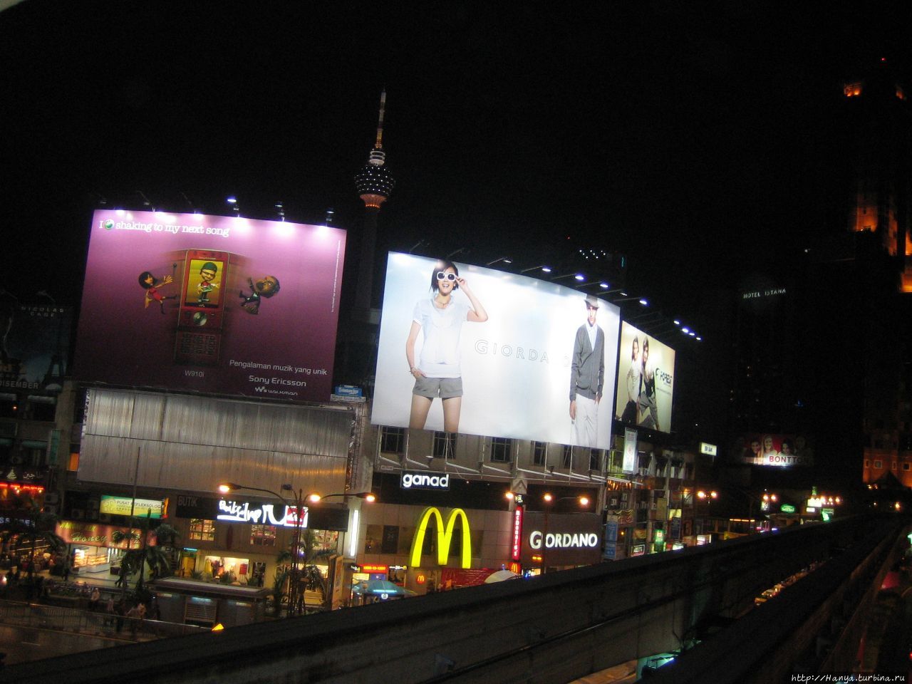 Вид с эстакады монорельса на станции Bukit Bintang Куала-Лумпур, Малайзия