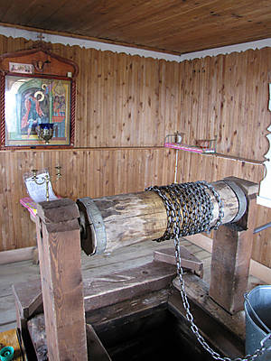 Часовня св. великомученника Никиты над кладезем. В центре часовни – икона св. влкмч. Никиты.