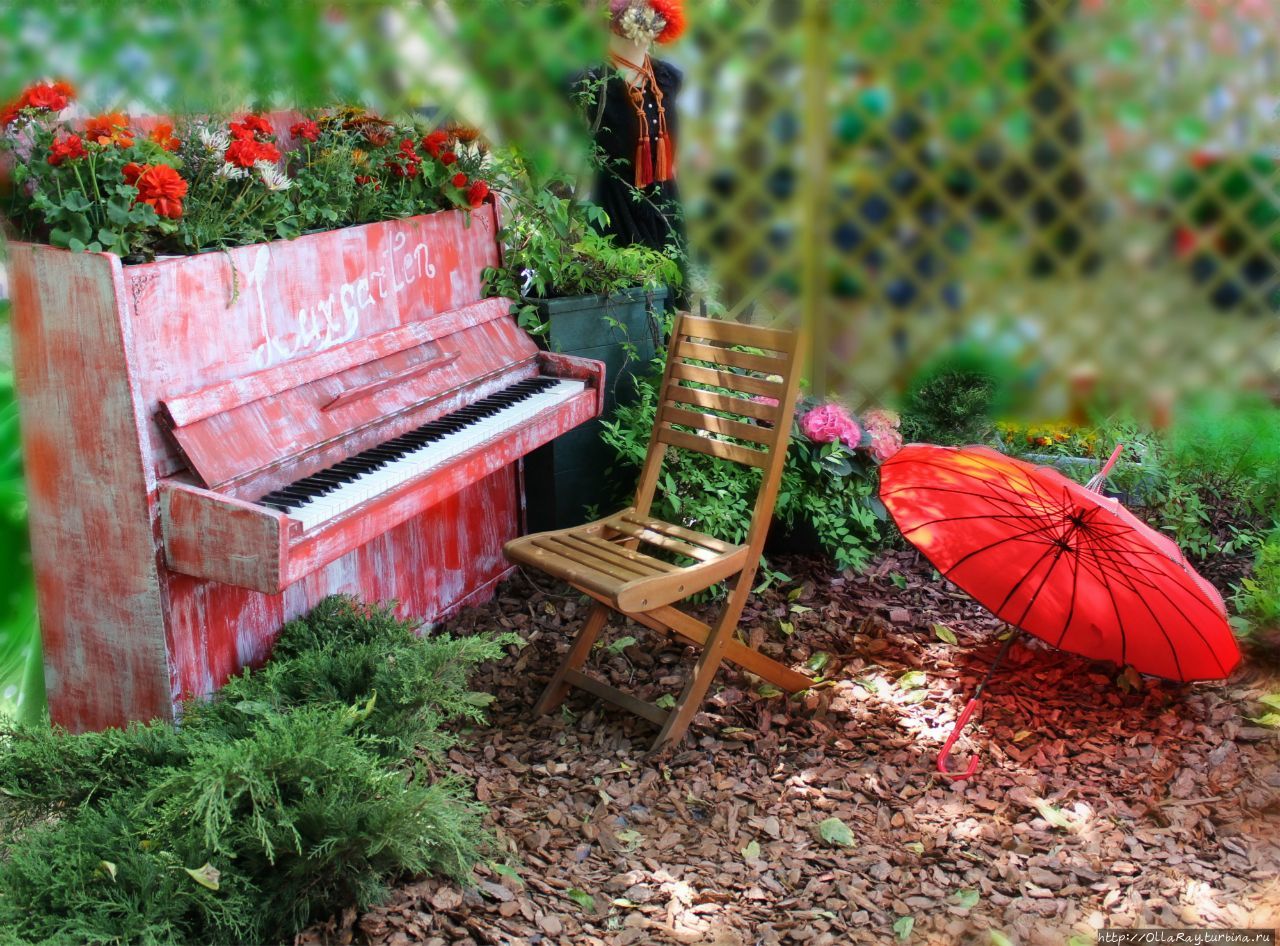 Вернёмся в начало лета в Москву и посмотрим на фестивальный сад в красных оттенках. Видите, на пианино и наша красная герань:)