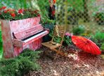 Вернёмся в начало лета в Москву и посмотрим на фестивальный сад в красных оттенках. Видите, на пианино и наша красная герань:)