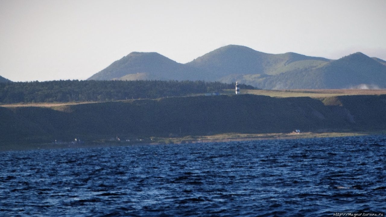 Вид на  маяк  с  воды. Горнозаводск, Россия