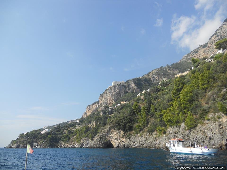 От Positano до Amalfi и Atrani — вид с моря Амальфи, Италия