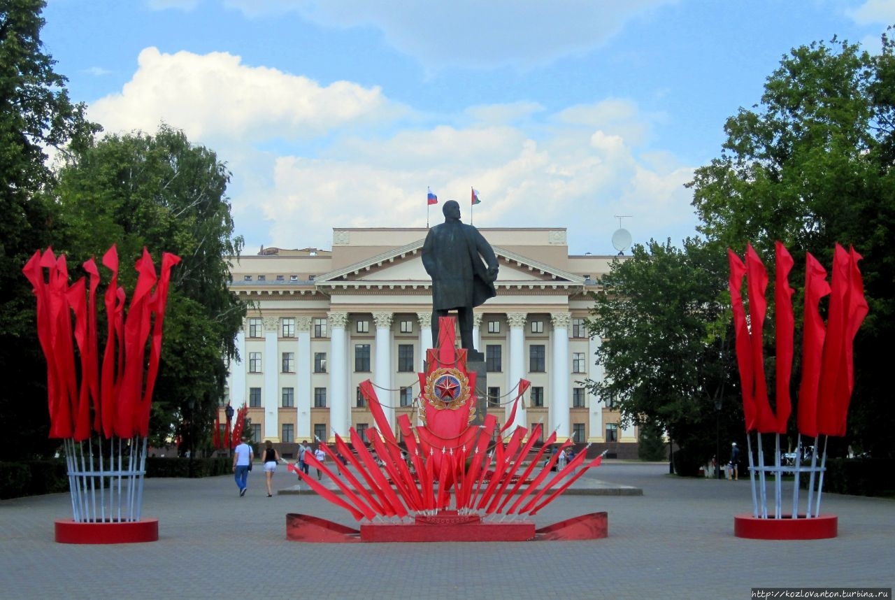 Интересно, а на 7 ноября здание областного правительство в таком же торжественном убранстве? Тюмень, Россия