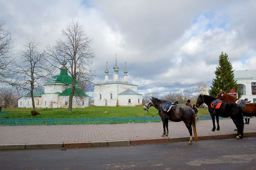 Пятницкая зимняя церковь (1772) и Входо-Иерусалимская летняя церковь (1707) Суздаль, Россия