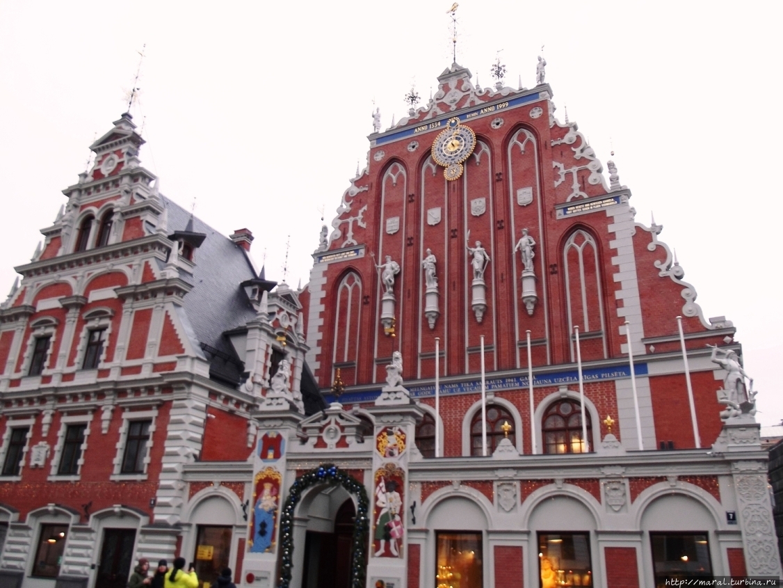 Дом Черноголовых (восстановлен в 1999-2000) — самое эффектное здание на Ратушной площади Рига, Латвия