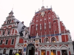 Дом Черноголовых (восстановлен в 1999-2000) — самое эффектное здание на Ратушной площади