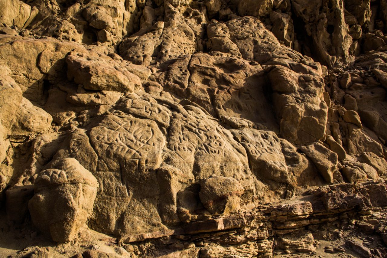 Пустыня Негев. Кратер Махтеш Рамон. Когда-нибудь это современное творчество назовут петроглифами. Негев Пустыня, Израиль
