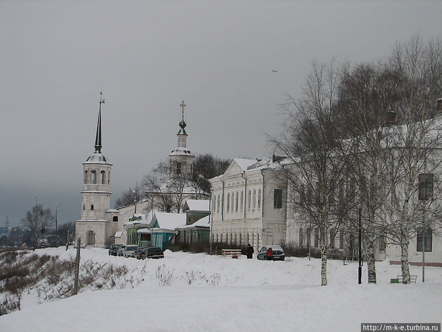 На переднем плане дом Попова, далее Захаровская богодельня и церковь Ильи Пророка