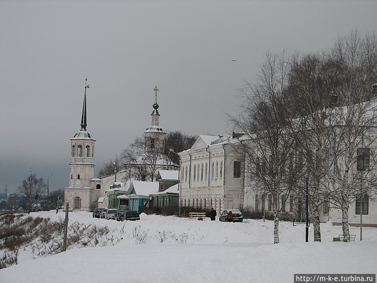 На переднем плане дом Поп