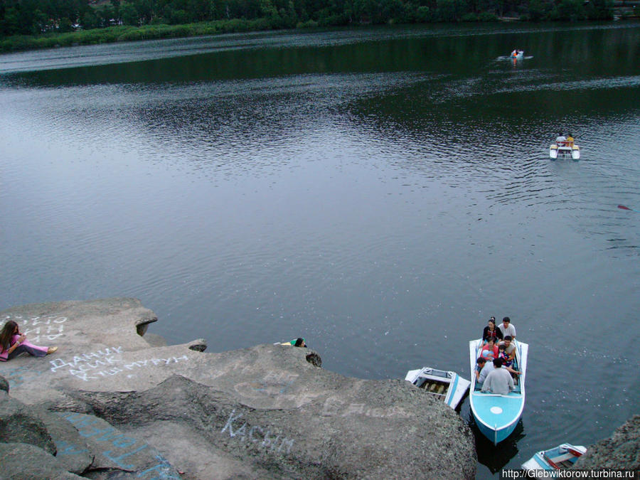Жумбактас - скала посреди озера