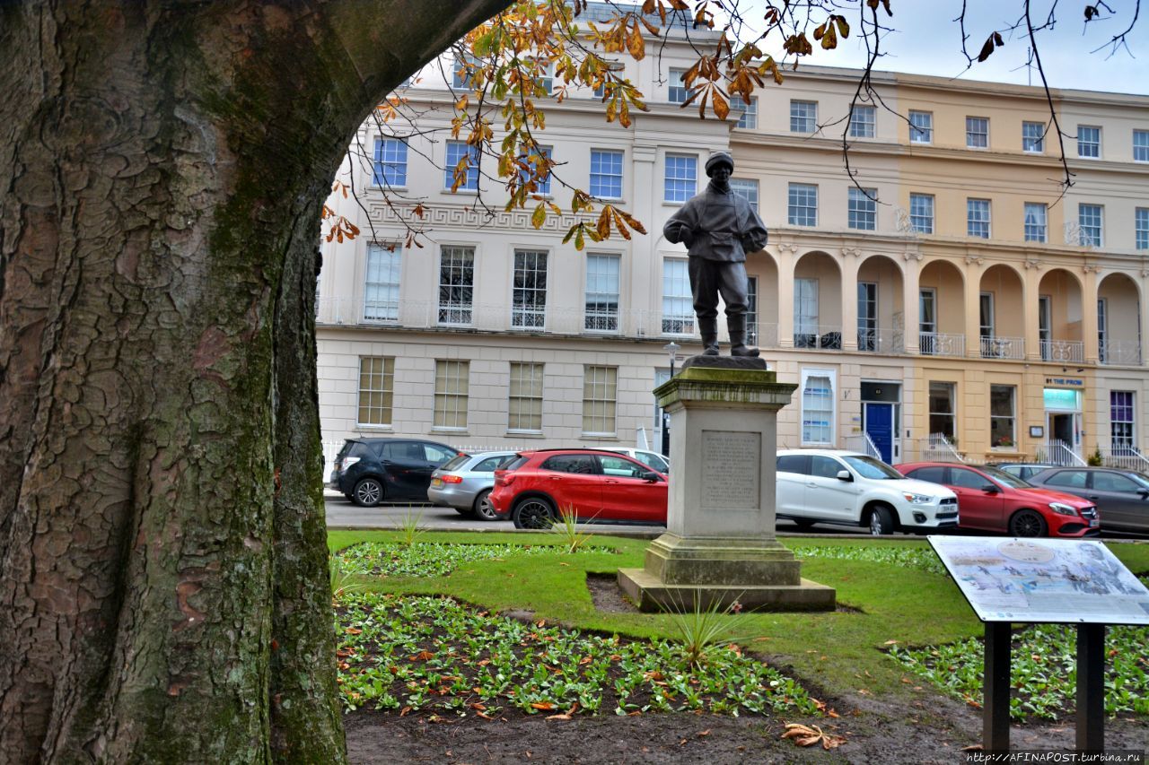 Памятник Эдварду Адриану Уилсону Челтнем, Великобритания
