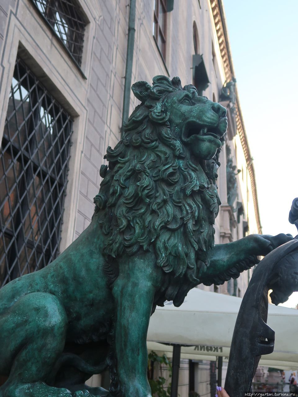 Одно старое мюнхенское суеверие гласит, что если потереть нос льва на щите и загадать желание, оно обязательно исполнится. Мюнхен, Германия