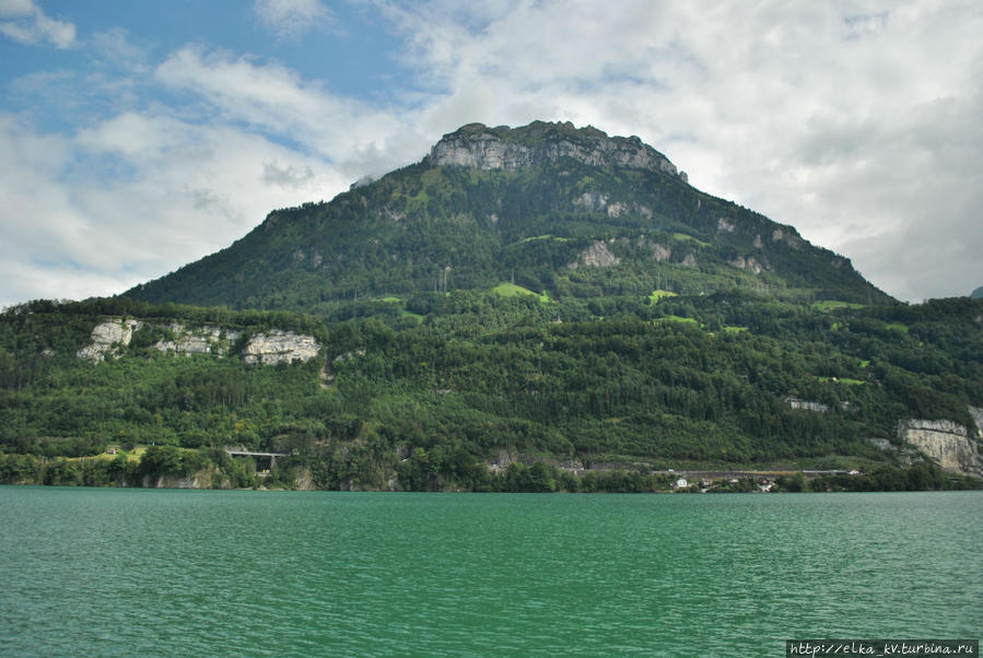 Фрональпшток у Бруннена, вид с озера Бруннен, Швейцария
