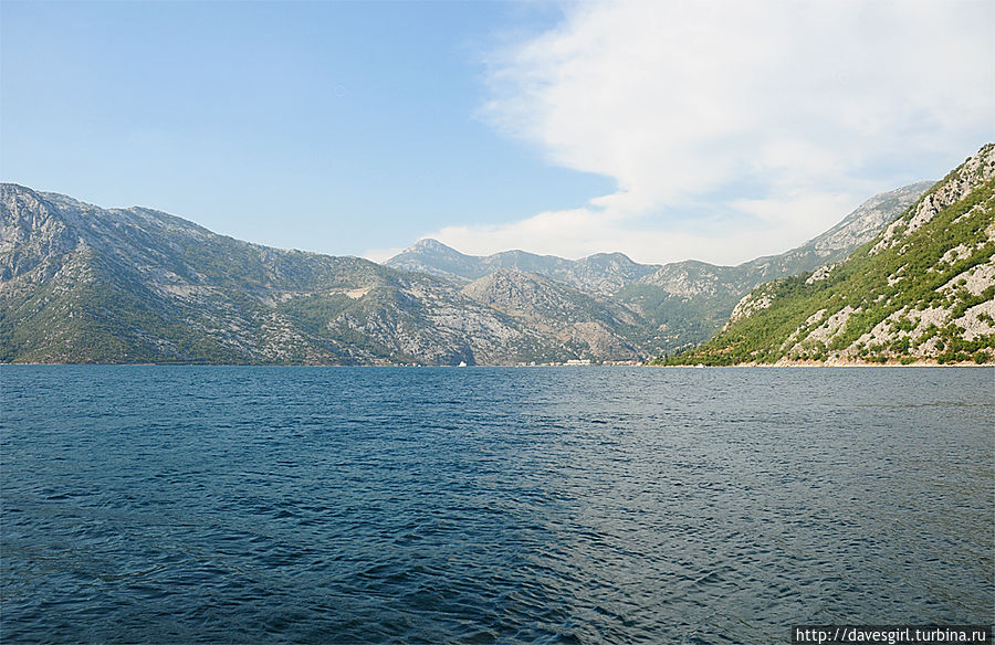 Вид с острова на горы и залив Пераст, Черногория