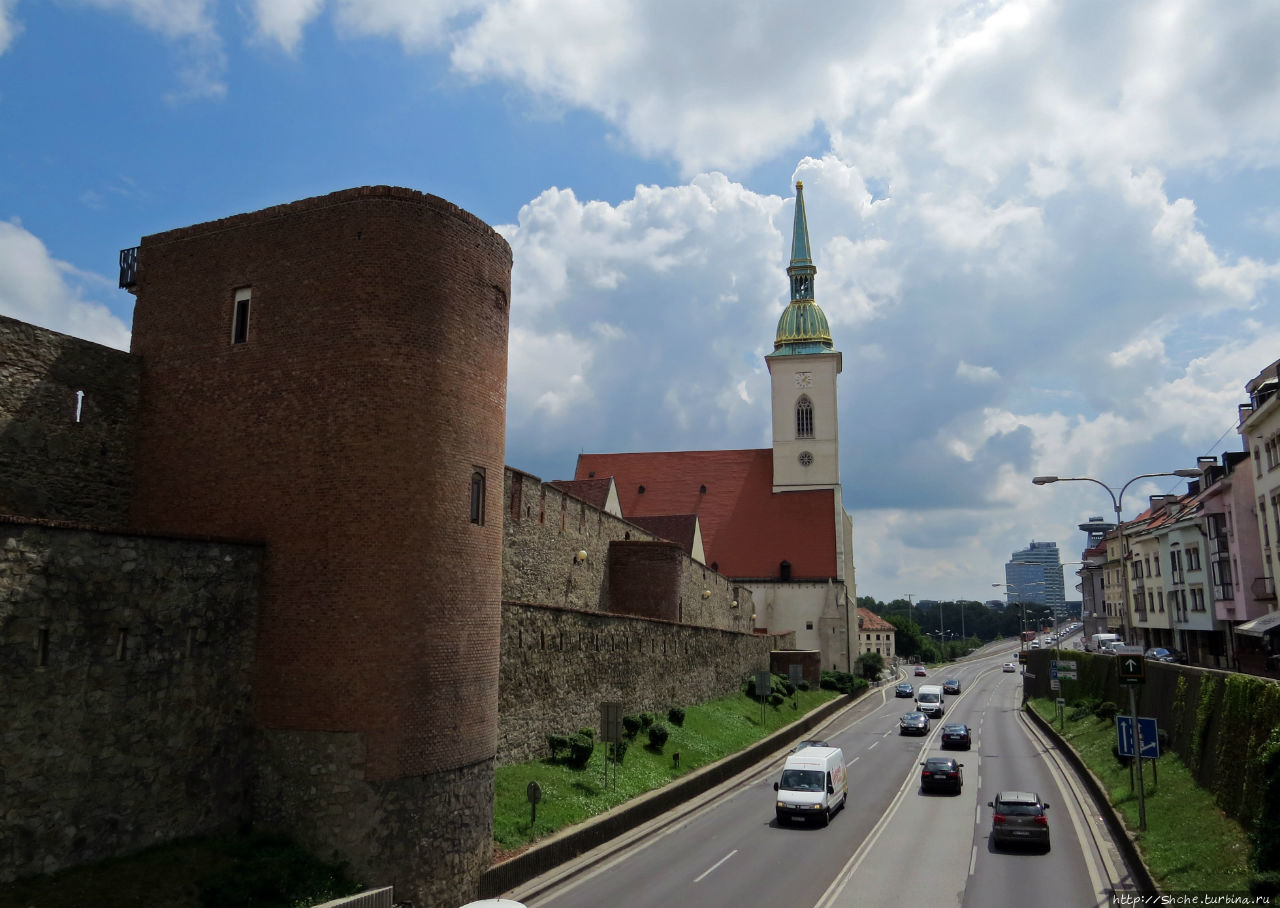 переходим по пешеходному мосту от Замковой горы на Крепостную стену старого города Братислава, Словакия