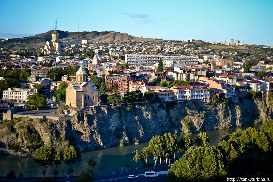 Крепость Нарикала и узкие улицы старого Тбилиси Тбилиси, Грузия