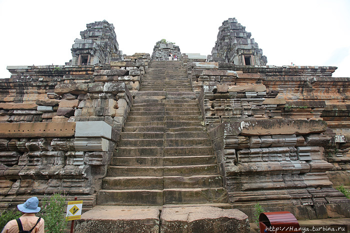 Храм Та Кео. Лестница на верхний ярус. Фото из интернета