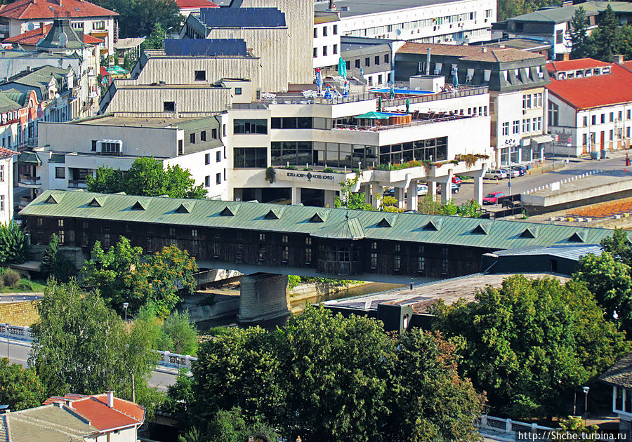 Так виден мост со стен крепости Хисаря Ловеч, Болгария