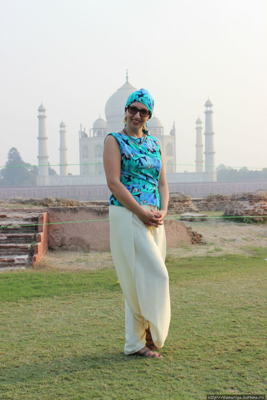 Косынка маскирует сами понимаете что... и очки тоже...