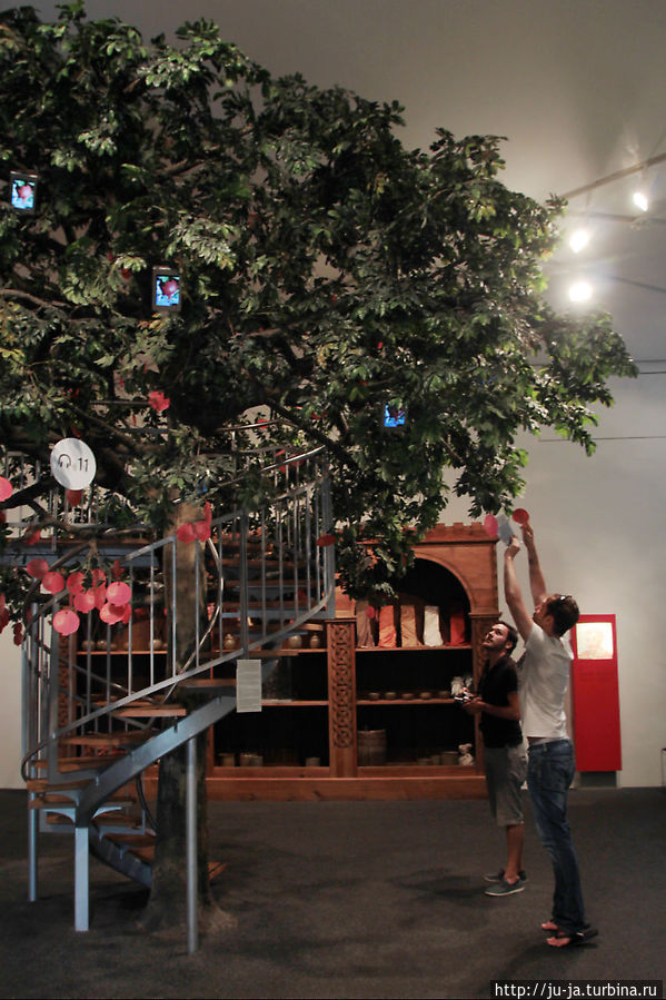 Гранатовое дерево, на которое все желающие могут повесить гранат со своим желанием