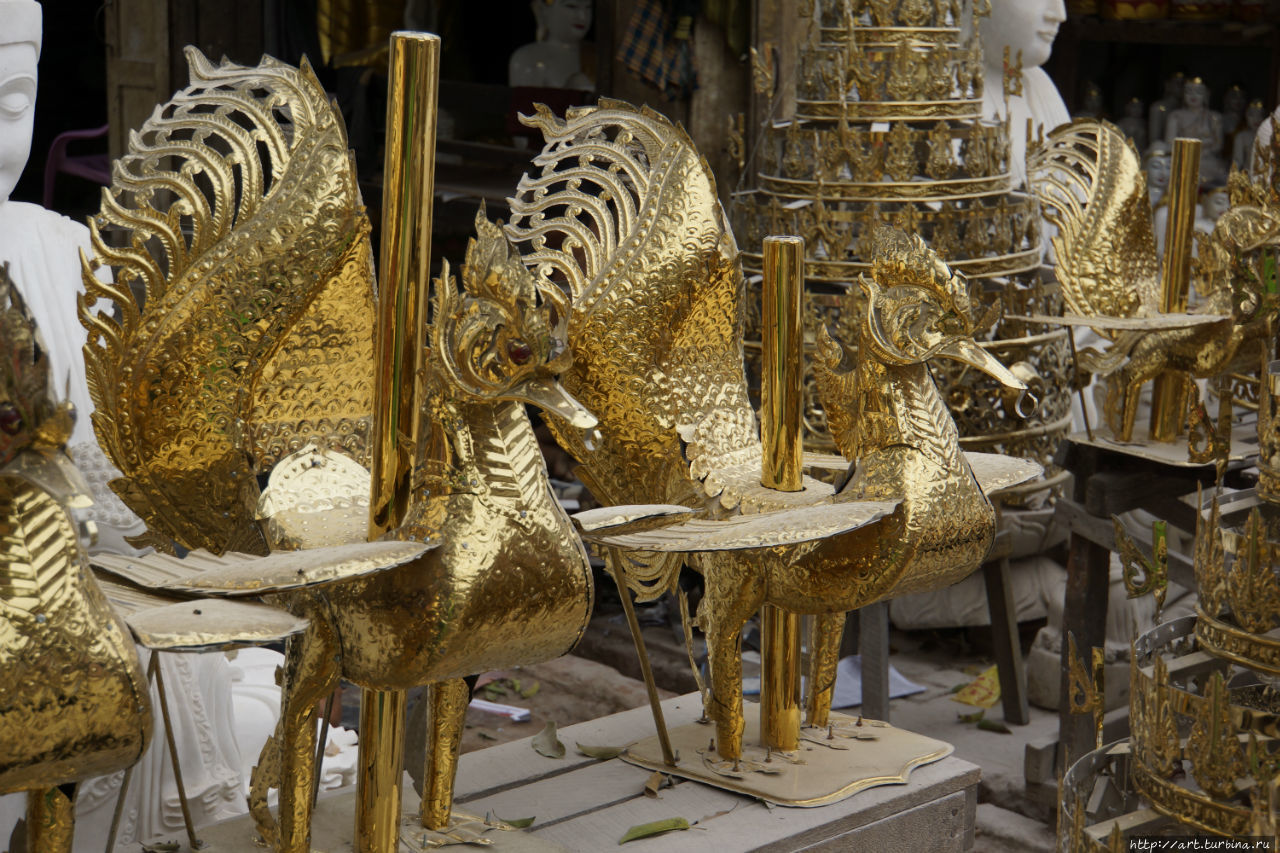 Здесь же изготавливают столь любимые бирманцами украшения для ступ. Мандалай, Мьянма