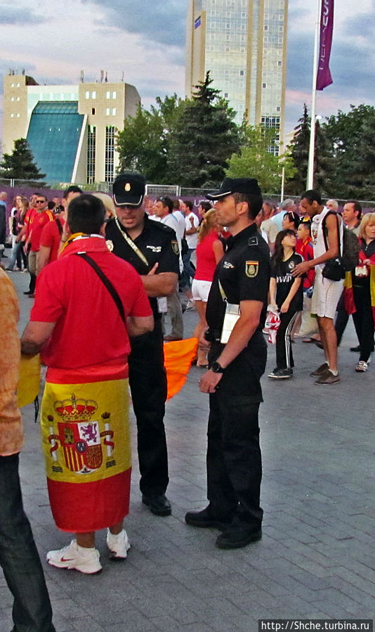 с болельщиками приехала и испанская полиция (вообще писали, что приезжали со всех стран, но встретил я лишь истпанцев)